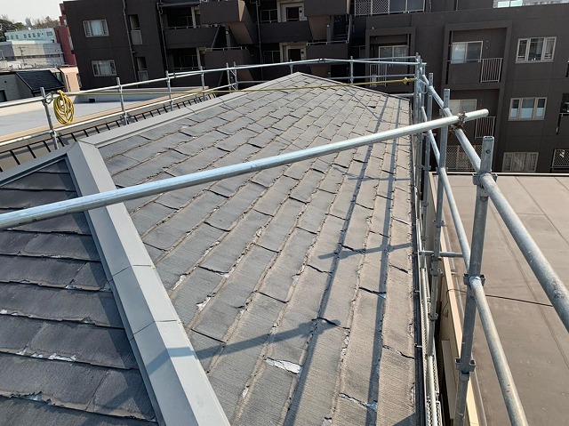 日進市で細かい破片が屋根から落ちてくるため調査した結果パミールが判明し葺き替え工事、解体中の様子を紹介